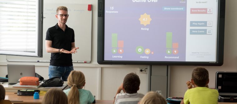 Lehrer unterrichtet mithilfe einer interaktiven Tafel